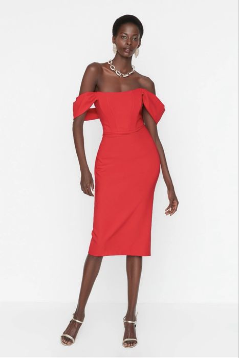 Елегантна рокля в червено