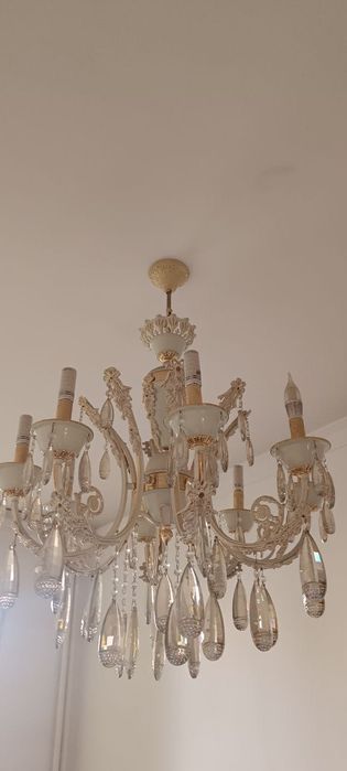 Люстра красивая тяжелая. В хорошем состояние.
