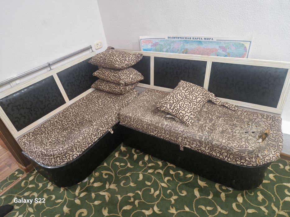 Уголок кухонный б.у.