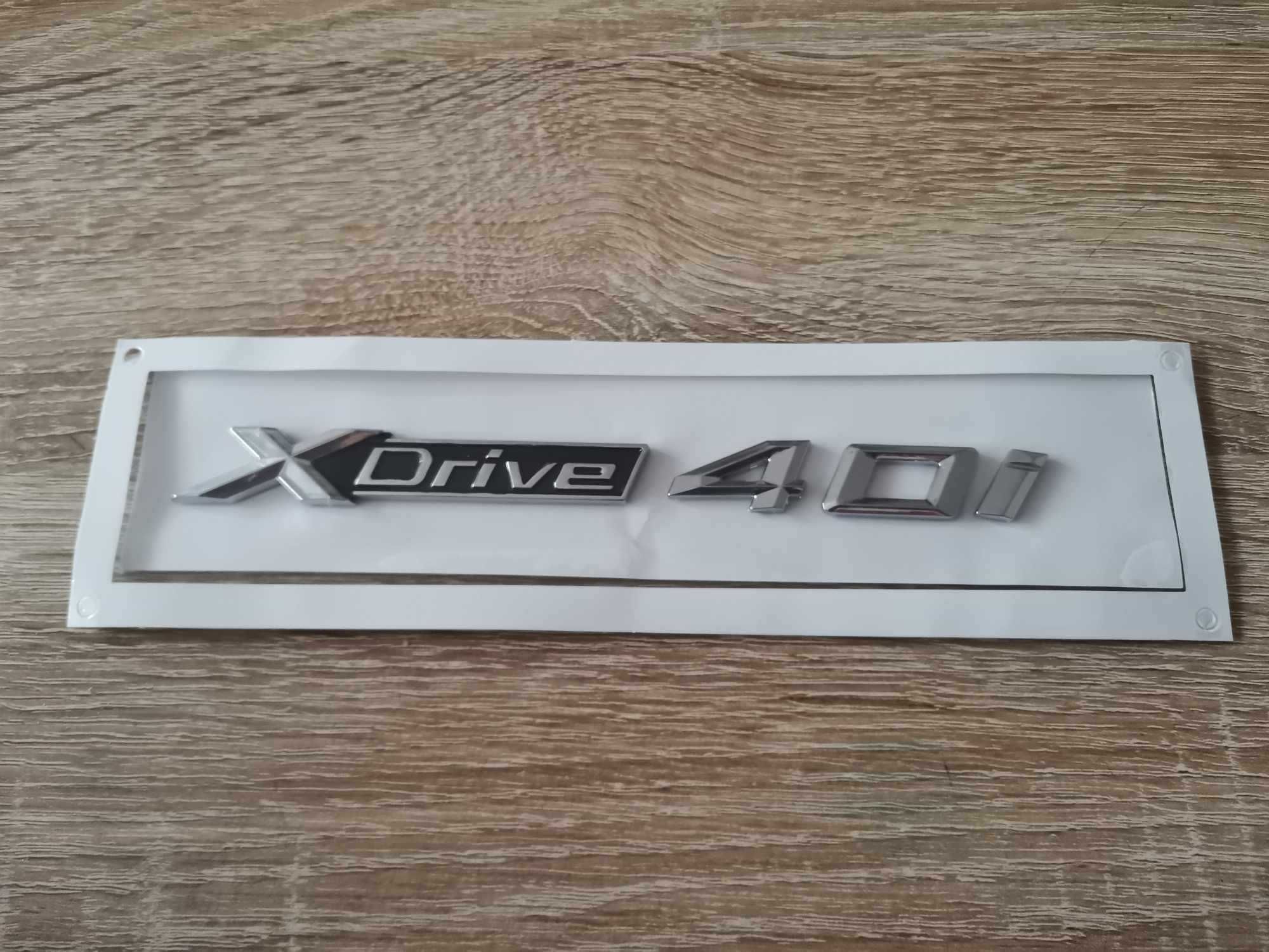 сребрист надпис BMW Xdrive 40i