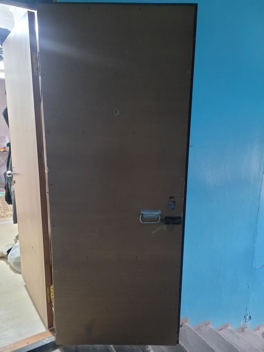 Продам входную дверь