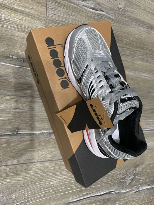 Adidasi noi unisex , marca Diadora