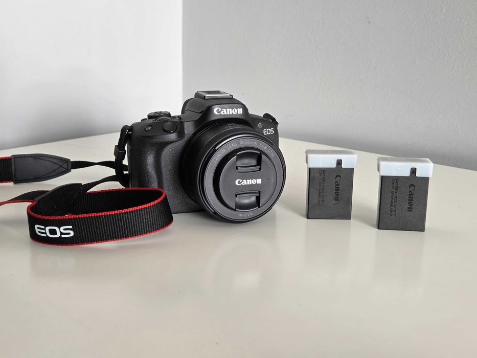 Canon EOS R50 комплект + RF 50mm f1.8, микрофон и аксесоари