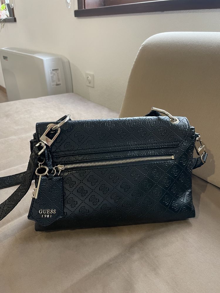 Дамска чанта на Guess