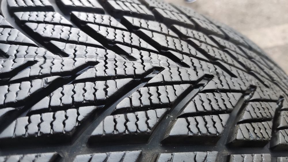 2бр. зимни 215/45/18 GoodYear Ultra Grip Performance 3
dot23
7.2mm
вно