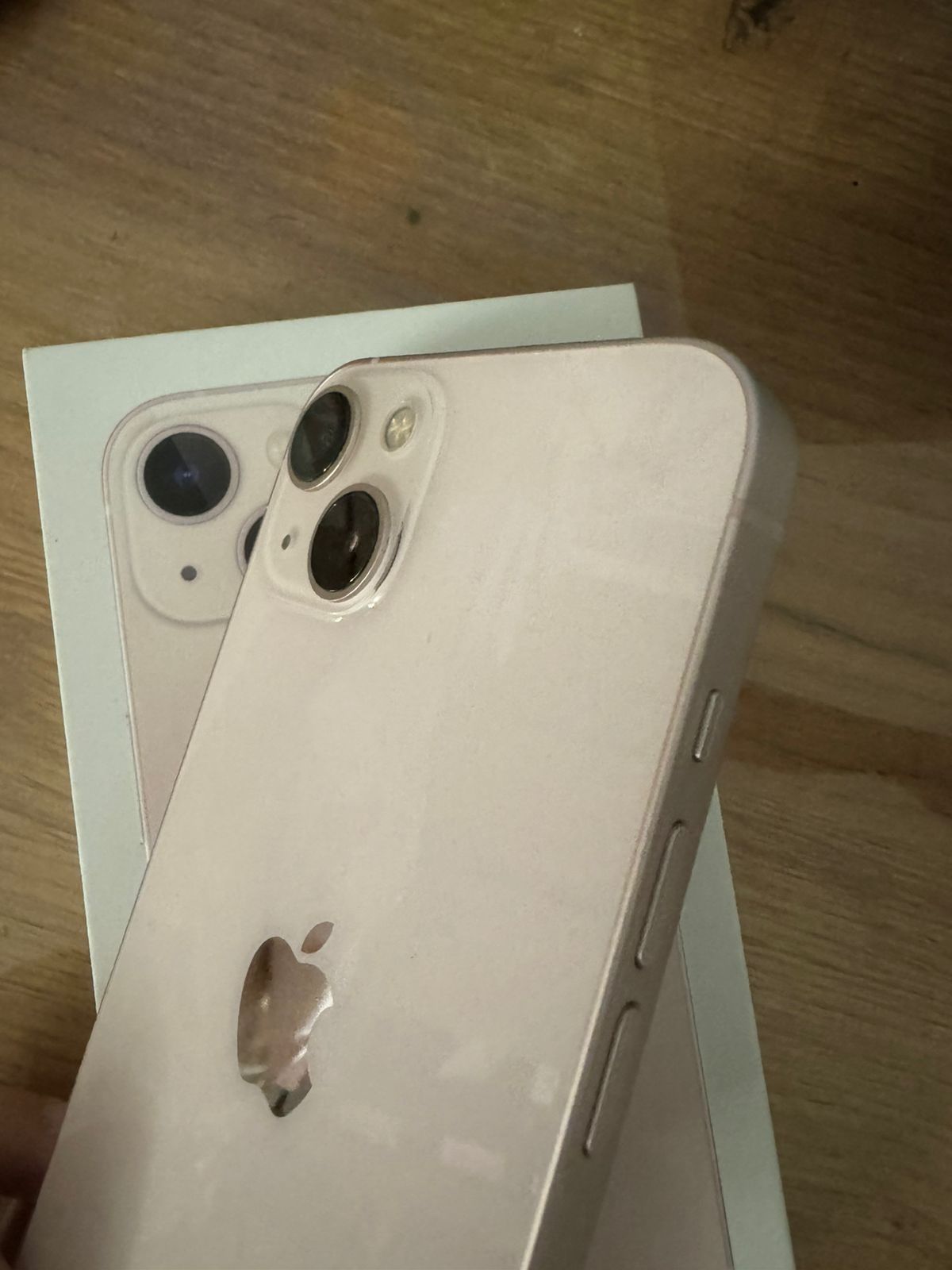 iPhone 13 розовый