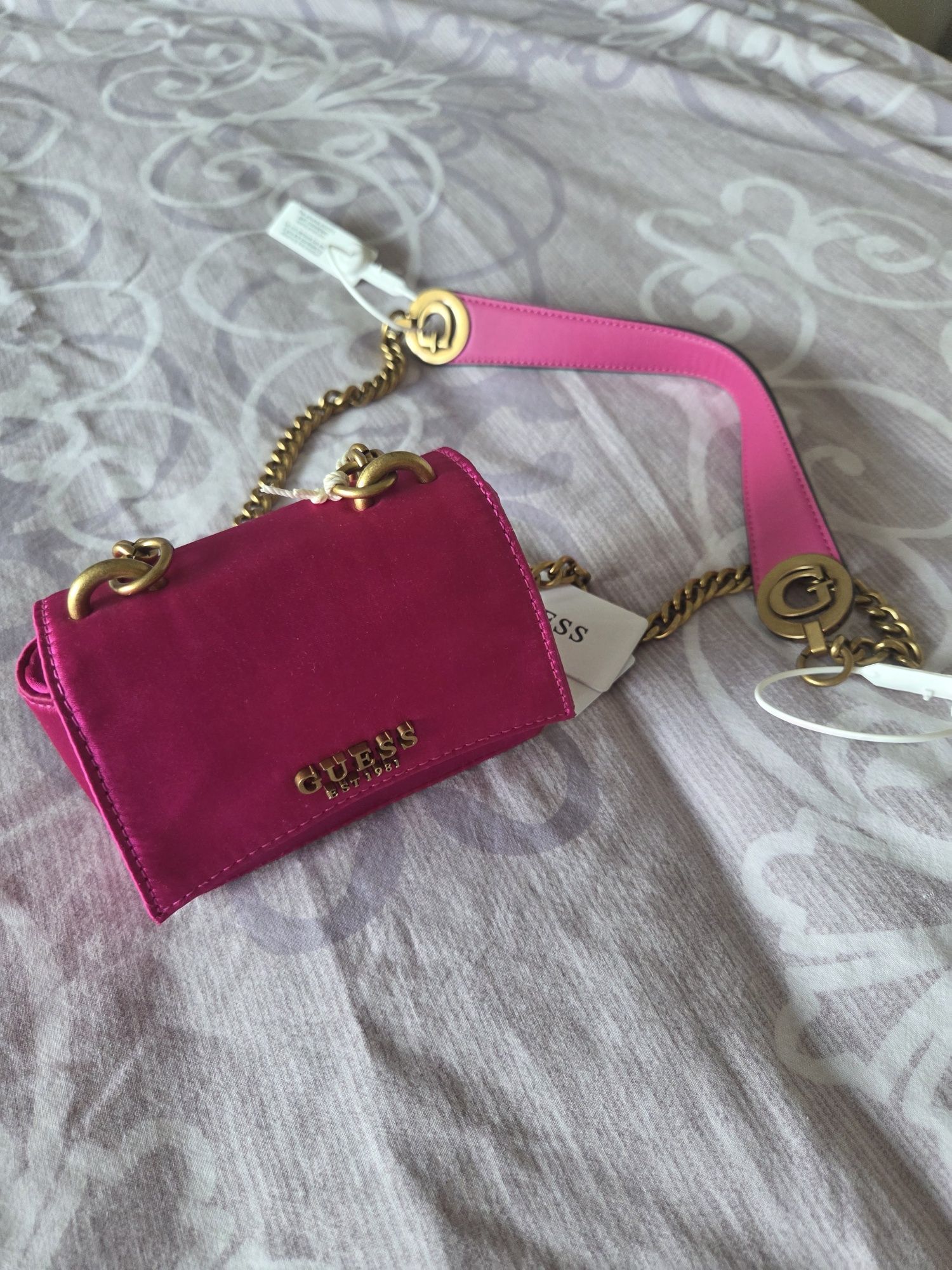 Нова чантичка Guess
