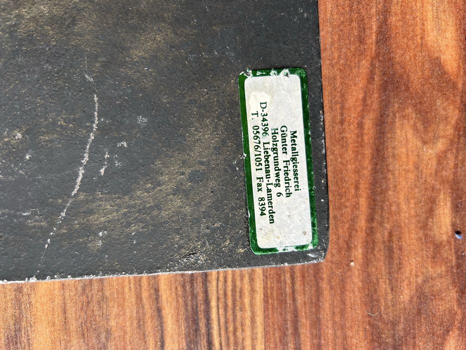 Герб с лъв от метал