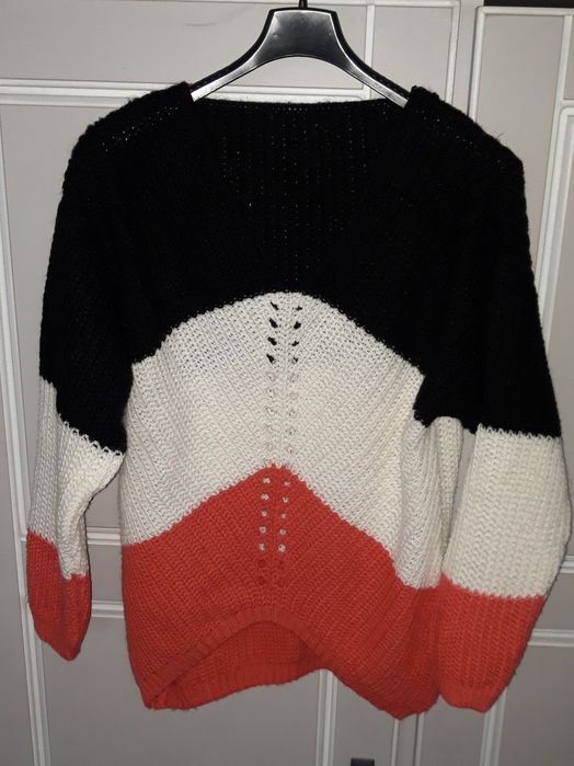 Pulover lucrat manual negru, alb, roz