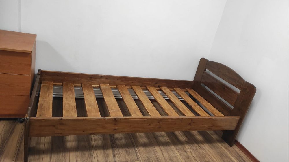 Pat din lemn pentru o persoana