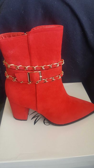 Продавам нови женски ботуши.Червен велур.размер 39.