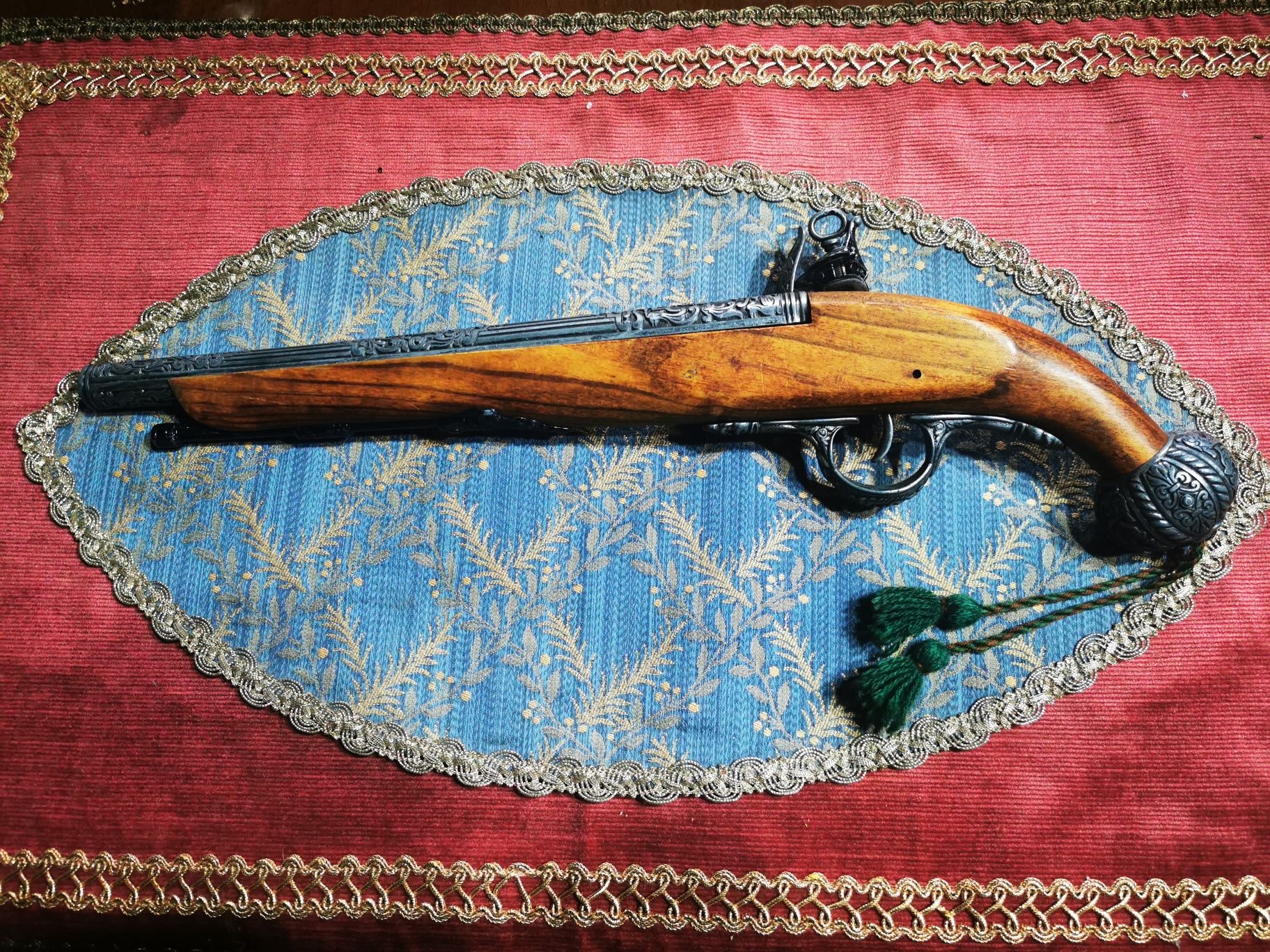 Vand pistol artizanal 42cm panoplie din lemn cu metal lucrat deosebit