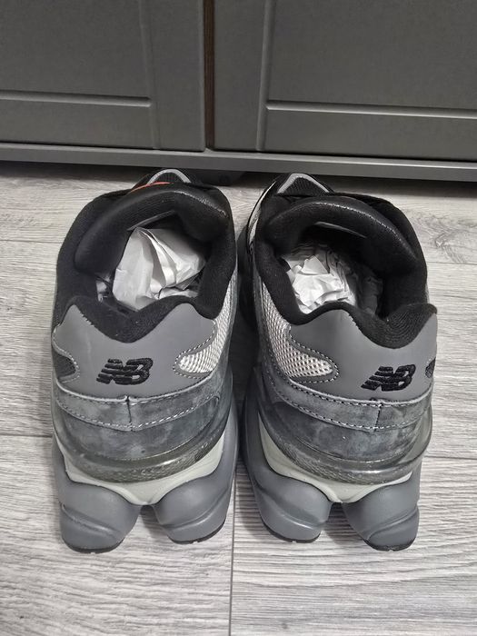 New balance 9060 nr 43 int 27,5 cm preț 350 lei