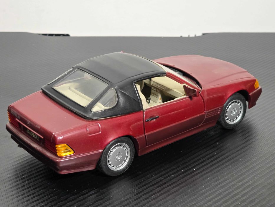 Macheta Auto 1/18 Revell Mercedes 500 SL Rosu