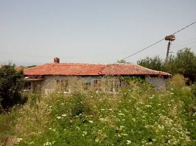 Дворно място с стара къща в РЕГУЛАЦИЯ - Любенец