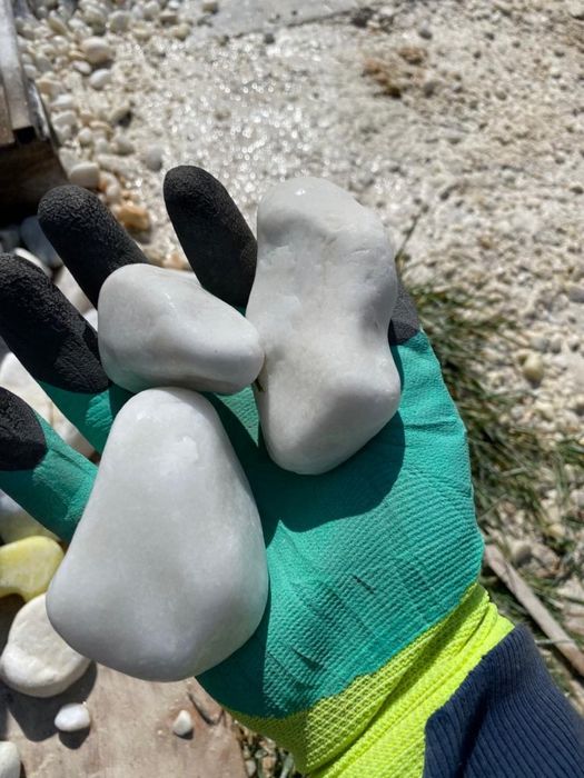 Белая мраморная галька в мешках