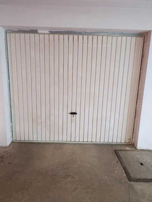 Гаражна врата-летящо крило със заключващ механизъм,размер-2375/2000мм.