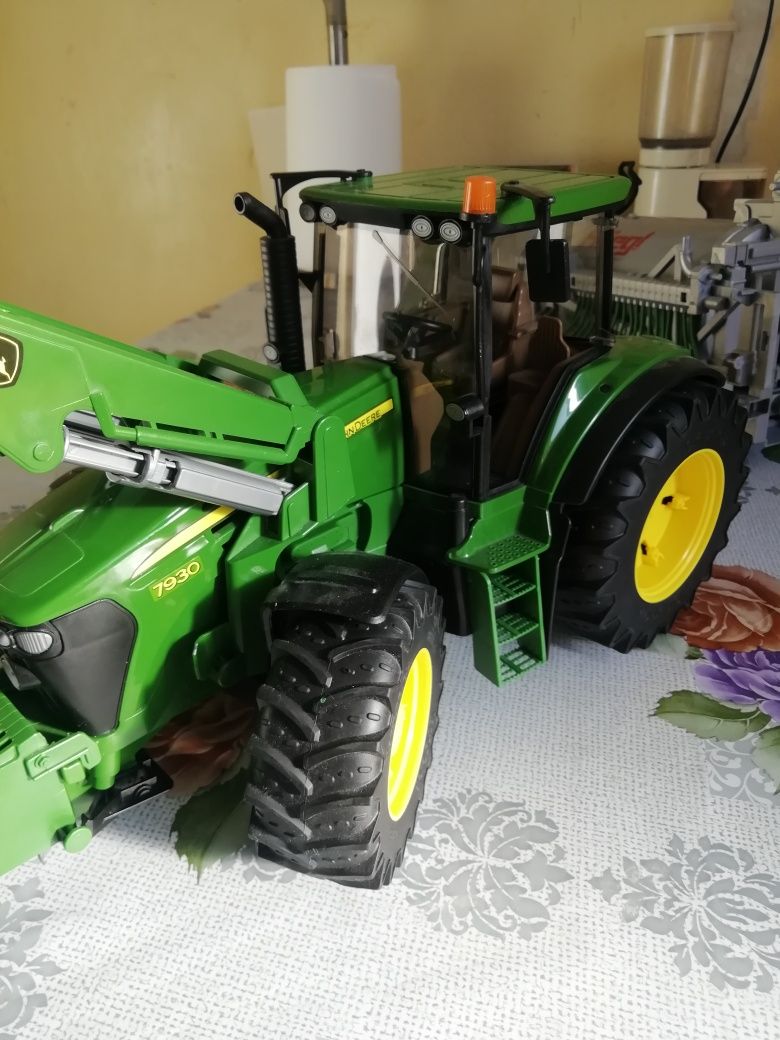 Macheta ansamblu Tractor cu cisterna de stropire "John Deere"