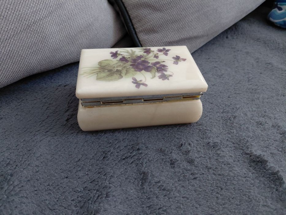 Cutie bijuterii vintage alabastru