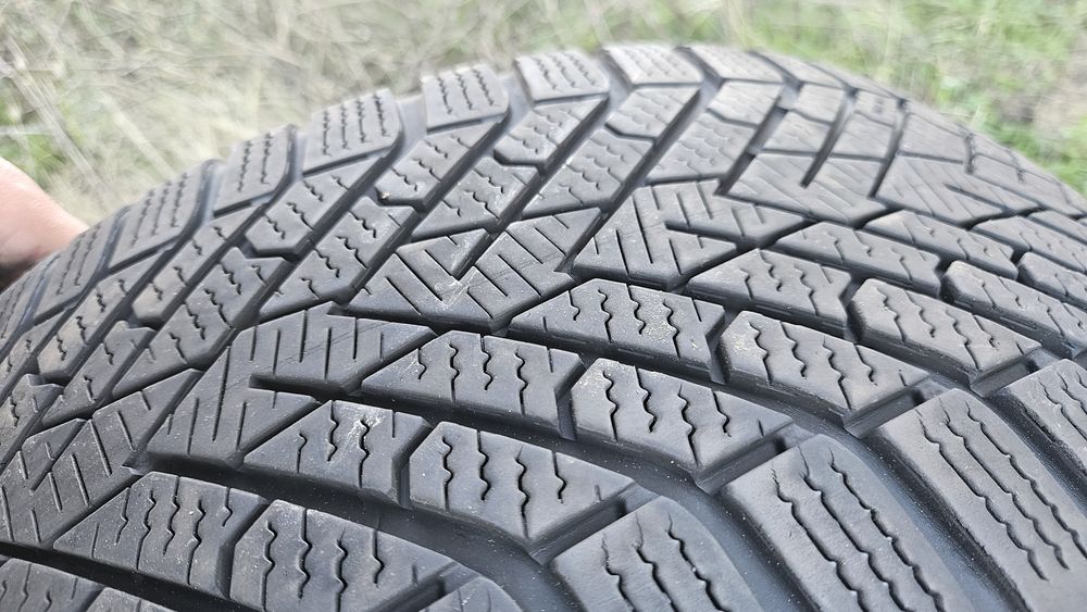 2бр гуми 225 40 18 дот 23 пирели