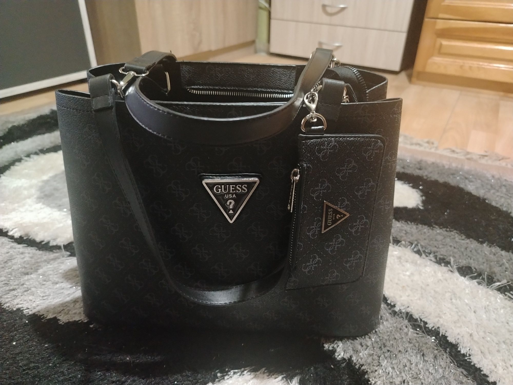 Дамска чанта Guess