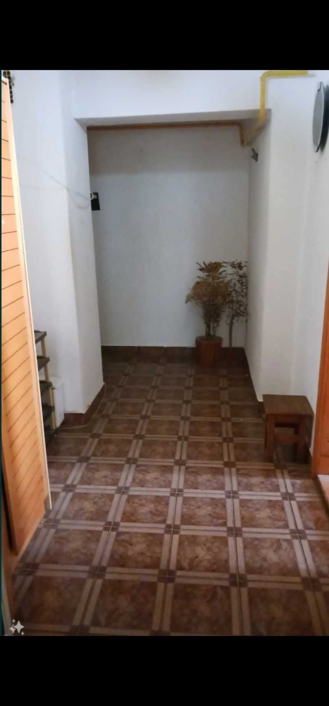 De Închiriat: Apartament 3 camere decomandate -Platoul Central
