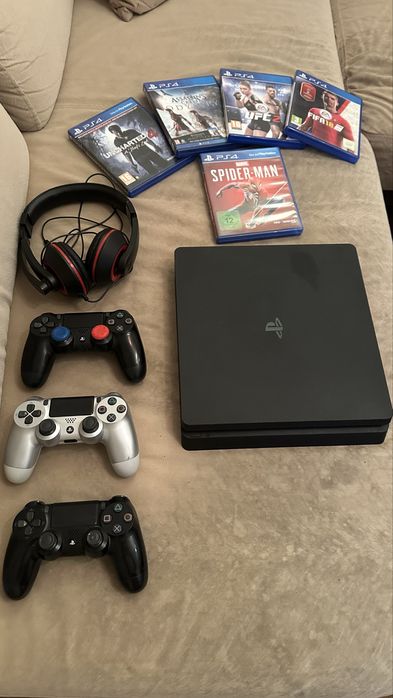 Ps4 slim 500GB + 3 джойстика и 5 игри