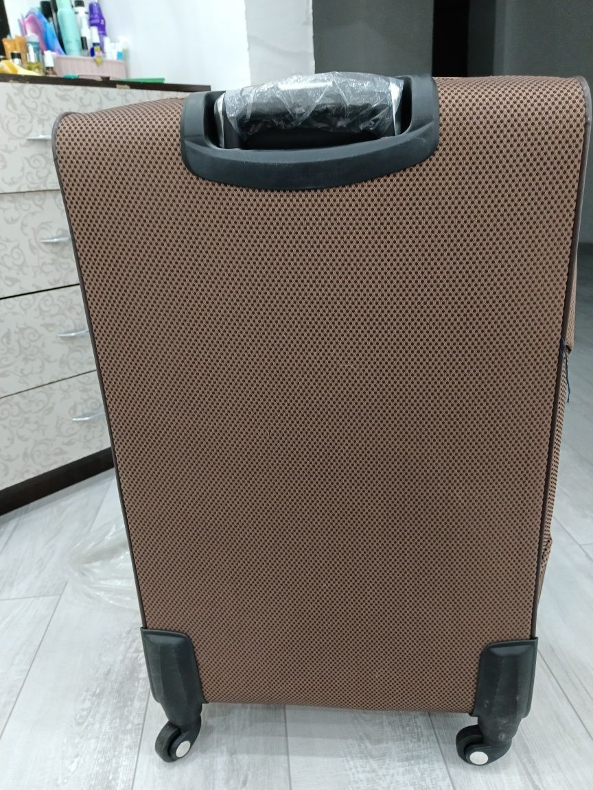 Продам новый чемодан