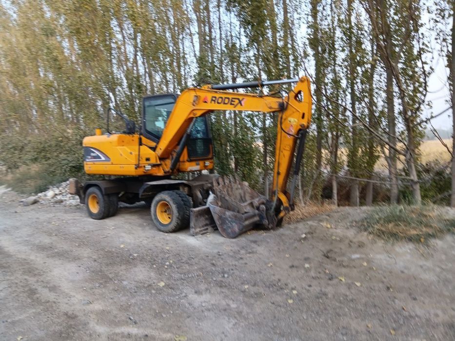 Зудлик билан Экскаватор сотилади холати идеал 15000$