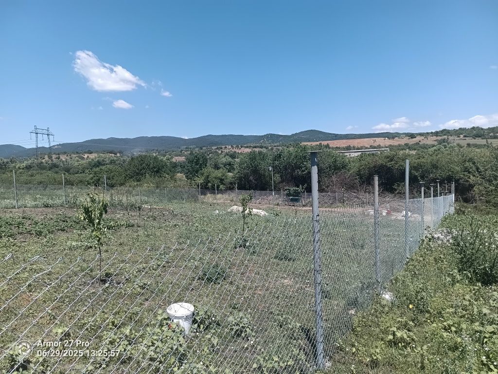 Продавам нива оградена в нови искър
