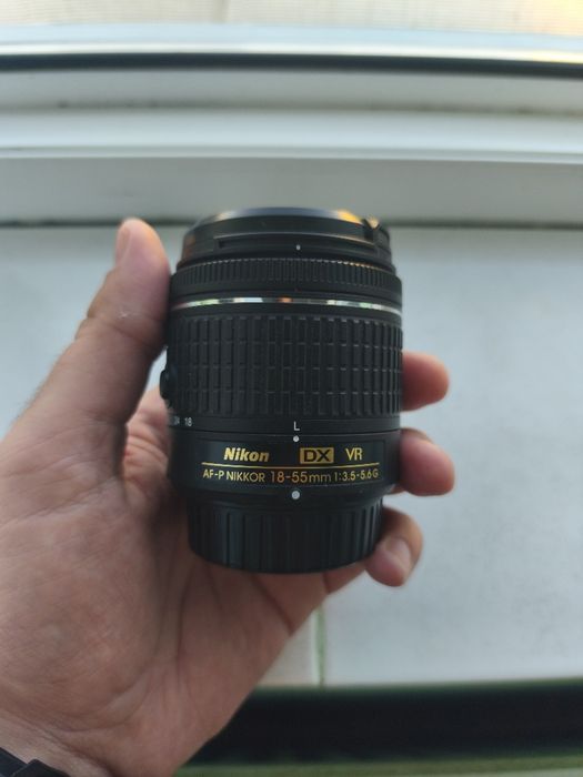 Vând nikon D5600 folosit puțin că nou plus obiective și accesorii