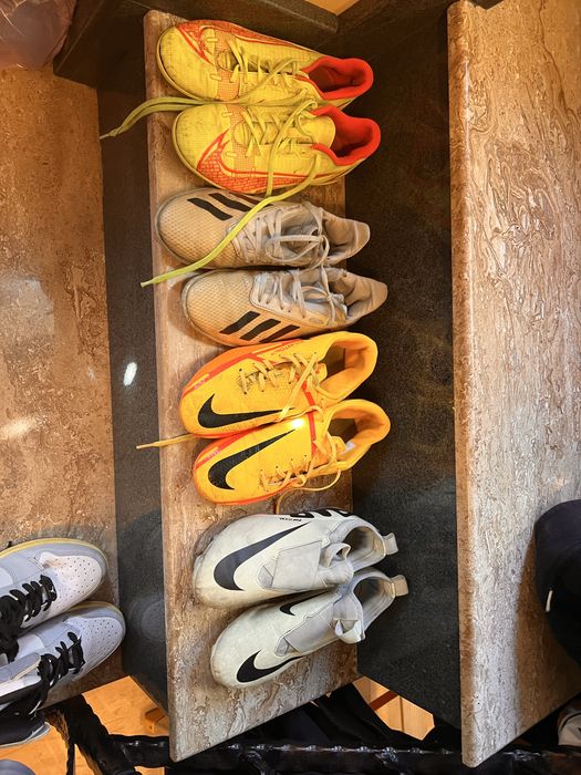 Футболни обувки бутонки и стоножки