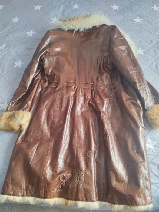 Haină de damă din piele și blană naturală .