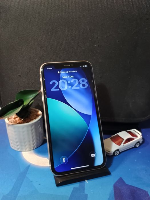 Apple iPhone 11 (Citiți descrierea!) (Folia este crăpată, nu ecranul!)