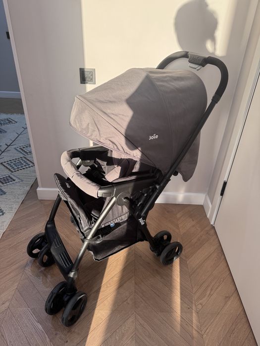 Продам серую коляску Joie Mirus, прогулочная.    С перекидной ручкой,