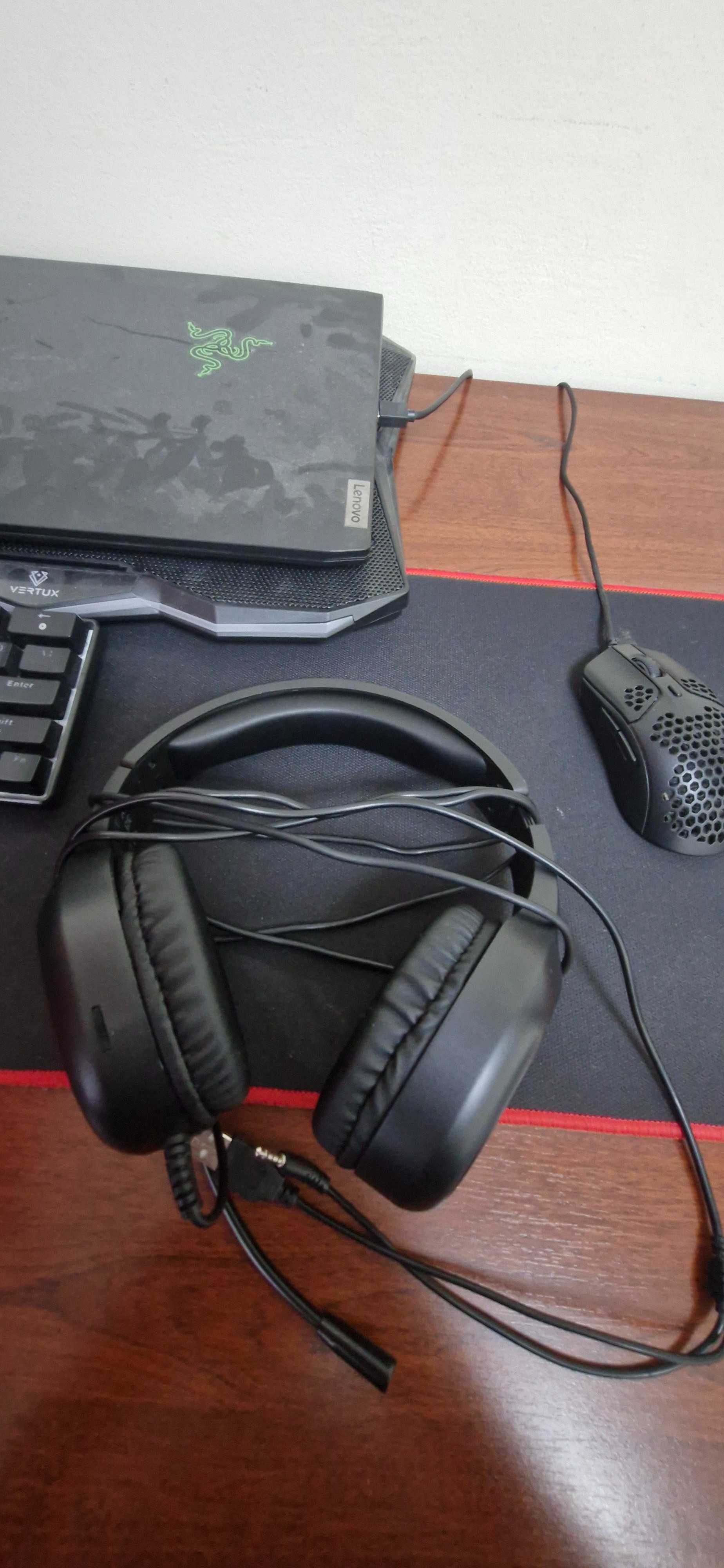 Casti de gaming cu lumini