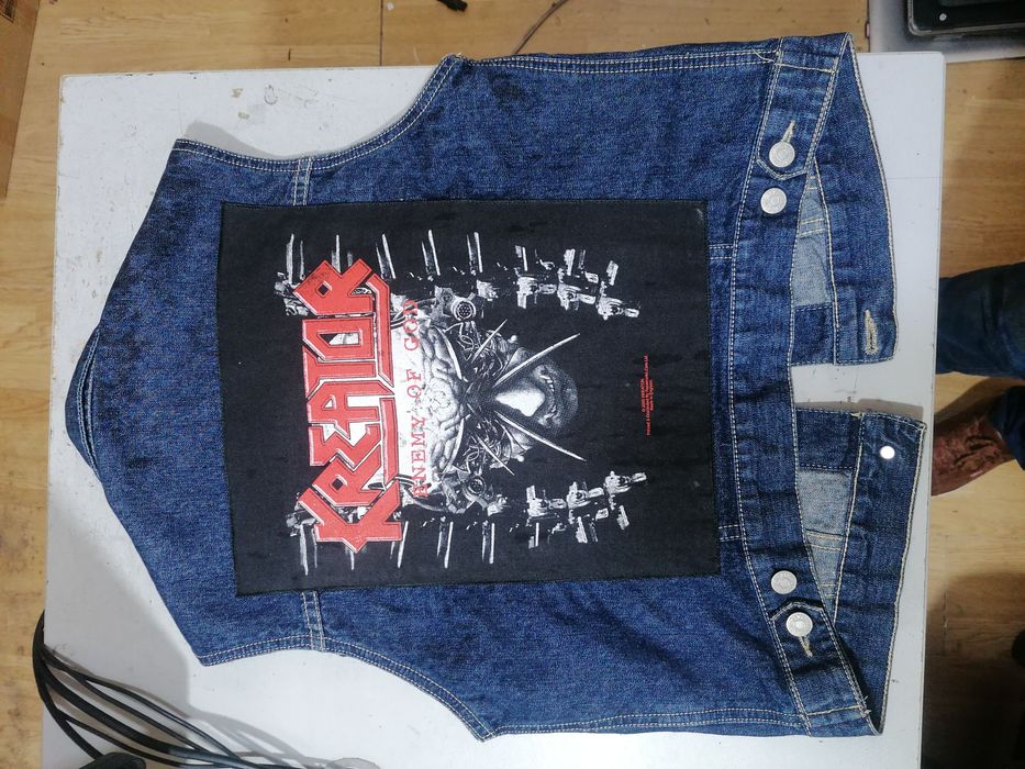 Vesta blugi cu patch Kreator și Judas Priest