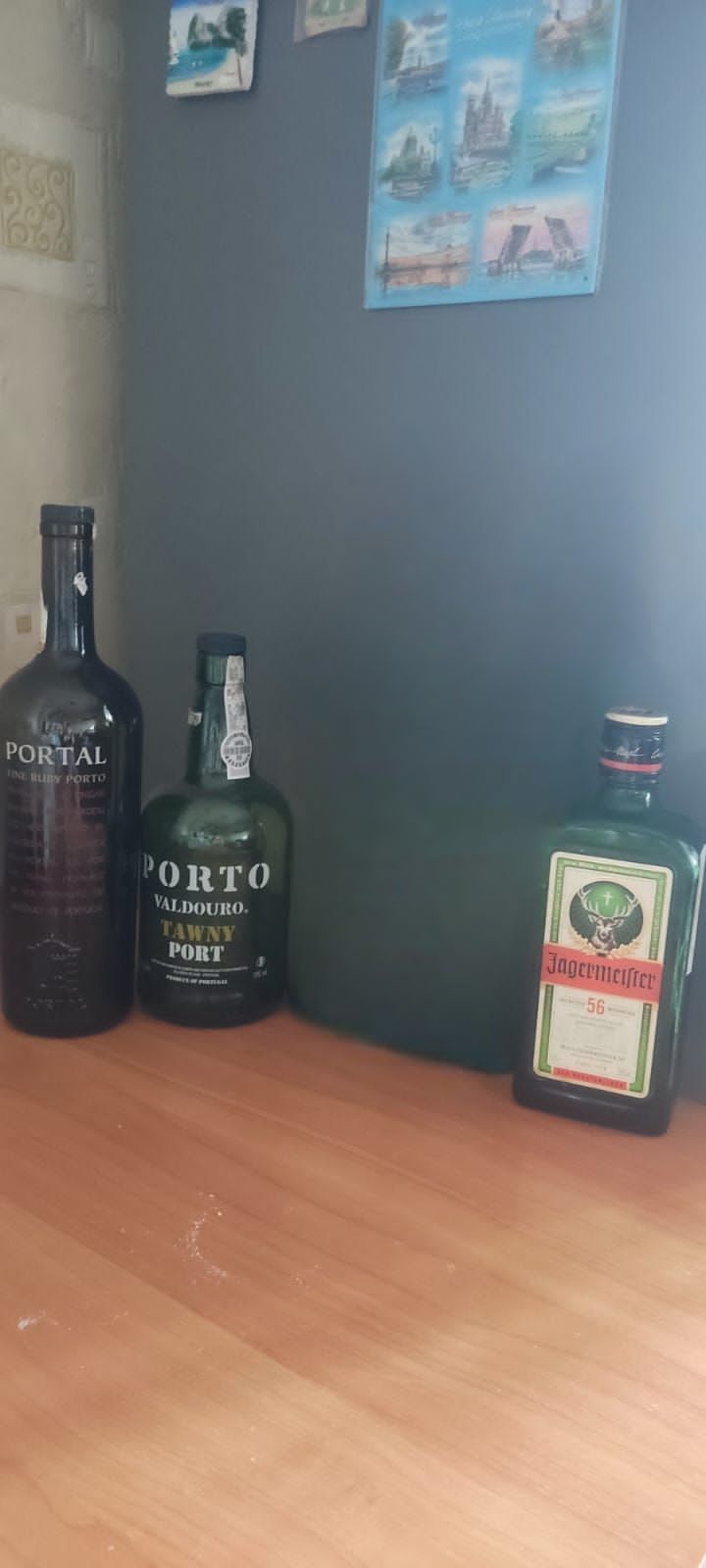 Продам бутылки из под элитного алкоголя: ( Порто,  коньяк, водка, вино