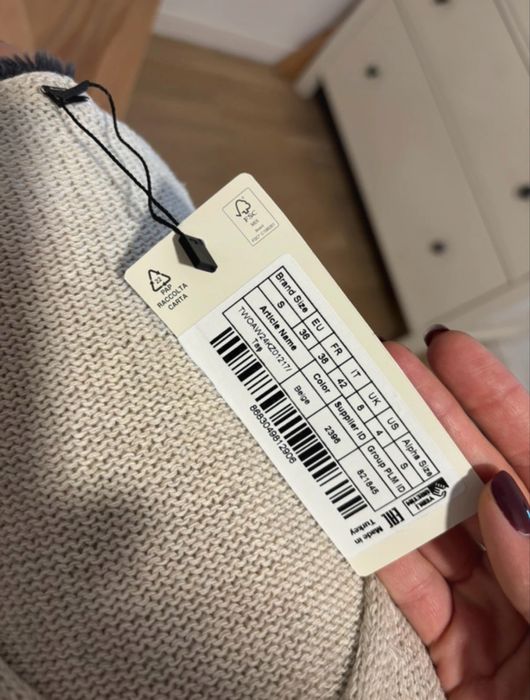 Pulover nou cu eticheta