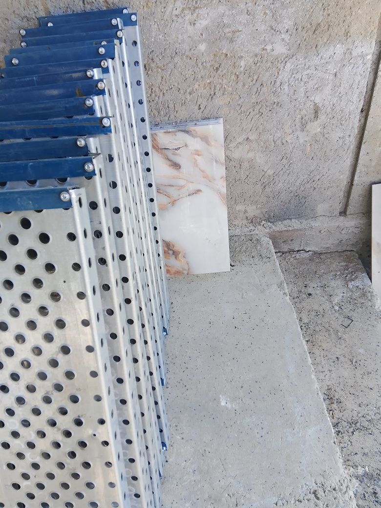 Vând trepte zincate metalice dacă va interesează sunaț la Nr de telefo