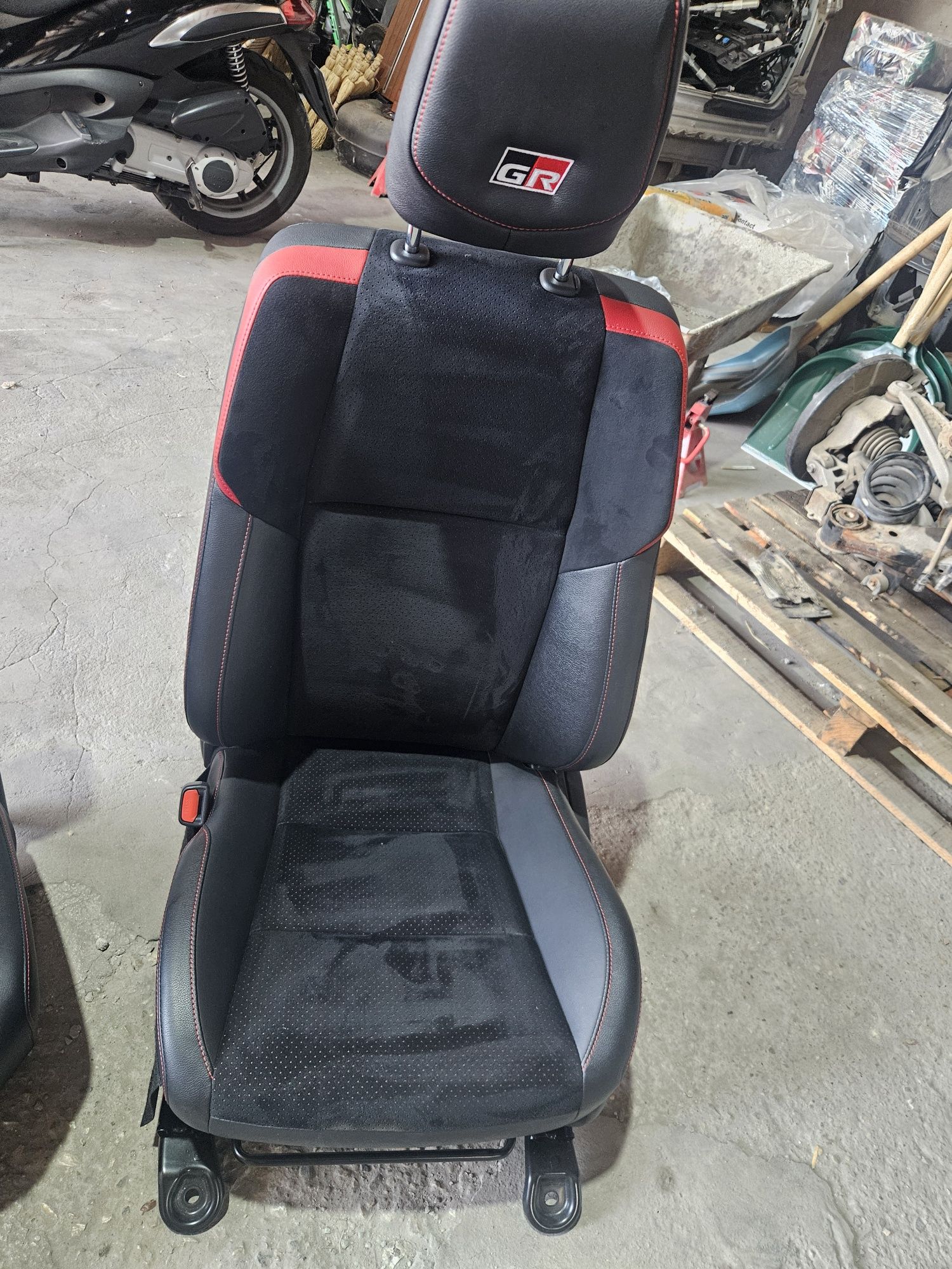 Салон/седалки за Toyota Hilux GR Sportl