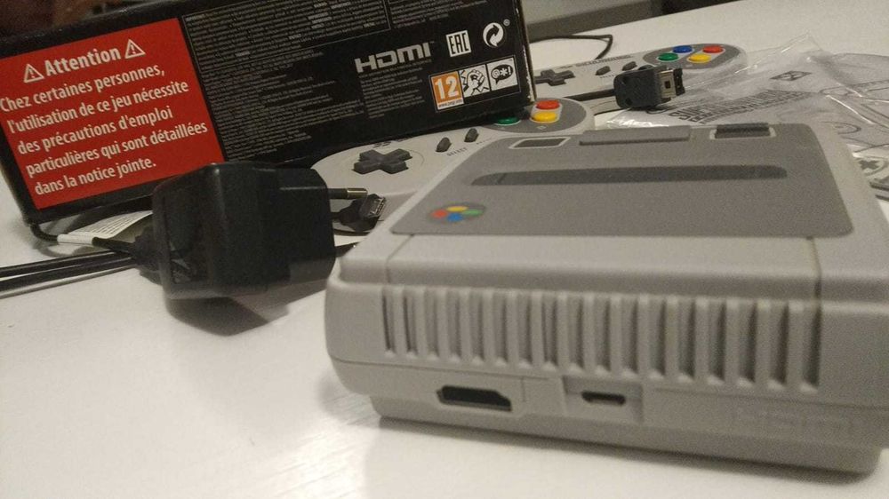 Consola Nintendo clasica Mini SNES cu 21 jocuri preinstalate