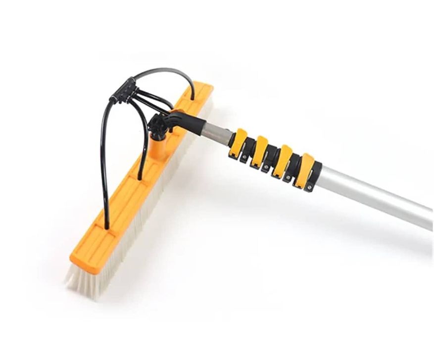 Sistem cu perie pentru curatat panouri si geamuri, cu pompa electrica