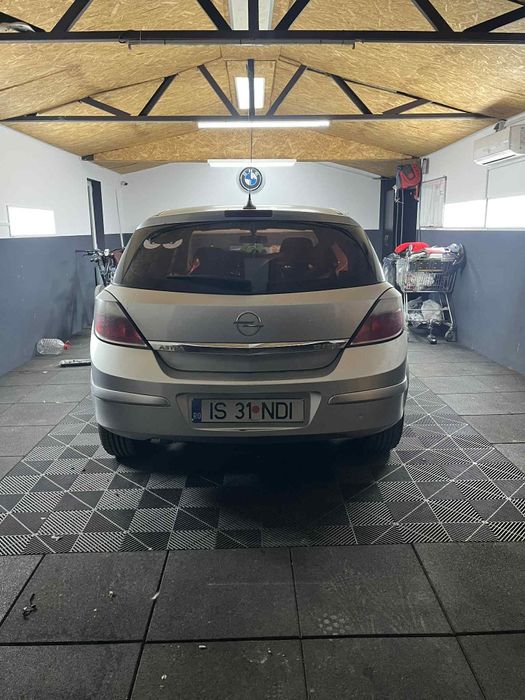 Vând Opel Astra H.
 Motor. 1.7 CDTI
317 Km in creste 
Stare buna de fu