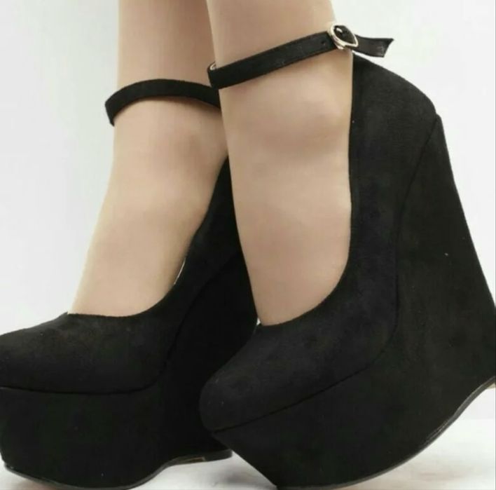 Продам танкетки высокие черные замшевые