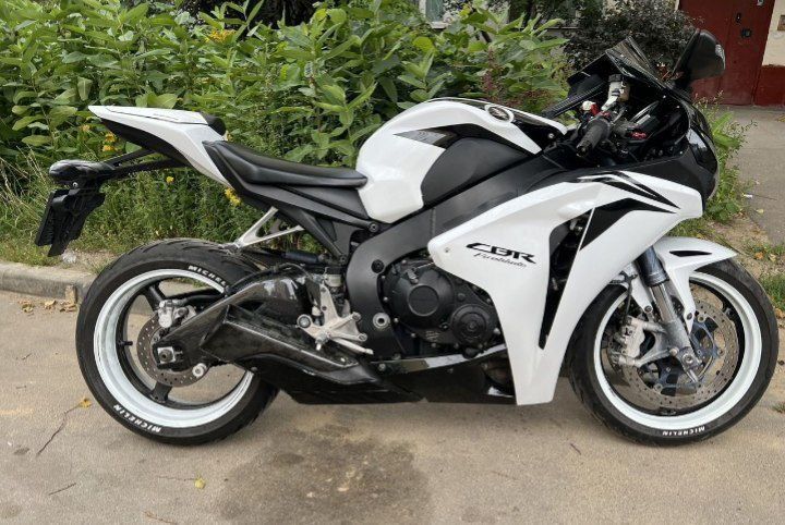 Sotiladi Honda CBR1000RR FireBlade