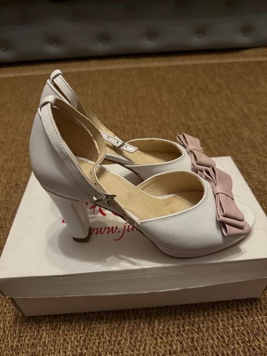 Pantofi albi cu fundita roz, piele naturala.