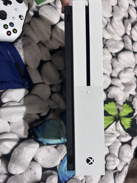 Vand xbox one s+ doua controllere si fifa 23