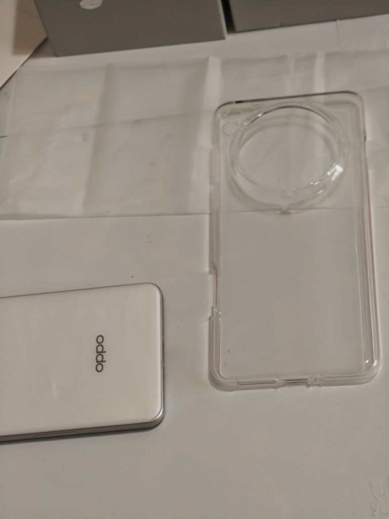 Продавам oppo find x8 pro 16/512 white