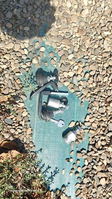 Portița metalica pe șină cu incuieioare și clanța